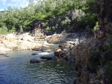 Queensland - Springen van een rots in  de Alligator Creek (Townsville QLD)