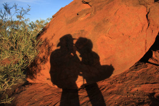 Northern Territory - kiss in the shadow of uluru