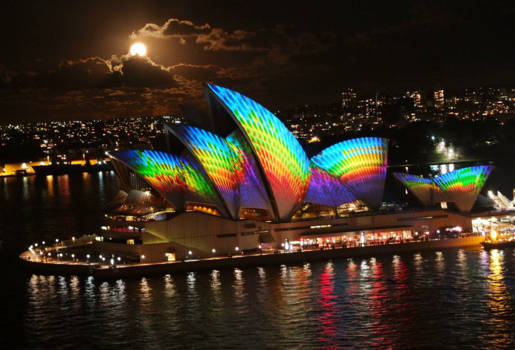 Sydney Opera House - Vivid lichtshow in Sydney tijdens volle maan, gemaakt vanaf de Harbor Bridge