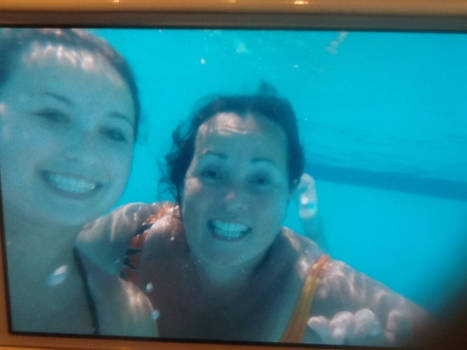 Victoria (Australië) - Mijn dochter en ik in salou...met een hoesje voor onderwater over je smartphone...leu