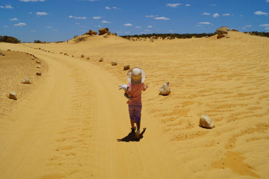 Nambung National Park (The Pinnacles) - Mijn lieve Australische nichtje met haar Nijntje knuffel tussen The Pinnacles