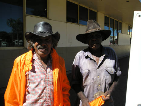 Western Australia - Halls Creek: ontmoeting met 2 aboriginals, die ons een gegraveerde boomnoot geven.