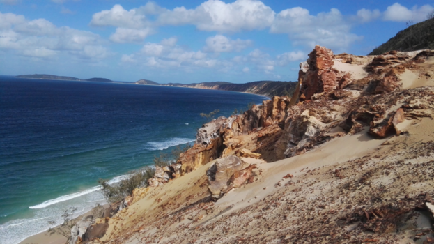 Queensland - Gekleurd zand bij Rainbow Beach