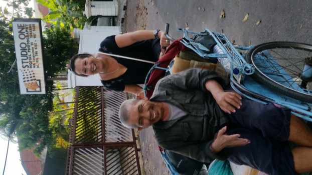 The Giant Loop: dé rondreis door Australië - De omgekeerde (reis) wereld.  De tourist bestuurt de becak.