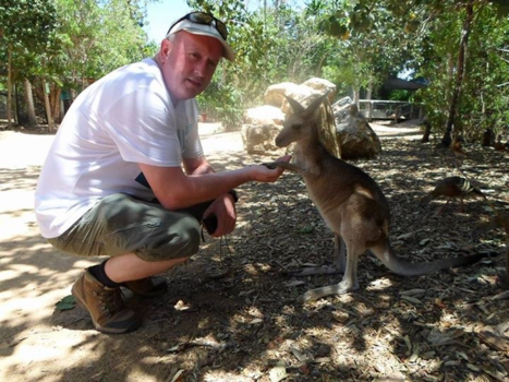 Victoria (Australië) - De Kangaroos in het Billabong Sanctuary eten gewoon uit je hand