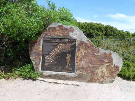 Victoria (Australië) - Gedenksteen lans de Ocean Road, Twelve Apostles