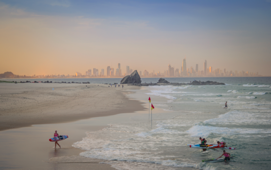 Victoria (Australië) - beaches near Elanora ,background gold coast