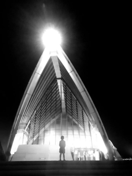 Sydney Opera House - Jasmijn (3 jaar) voor het opera house, Sydney.