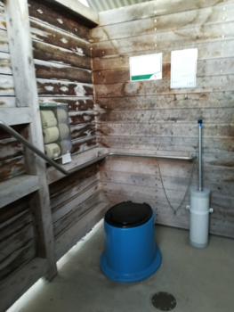 South Australia - bushcamp toilet, schoon en altijd toilet papier en wc borstel, hier extra lang !