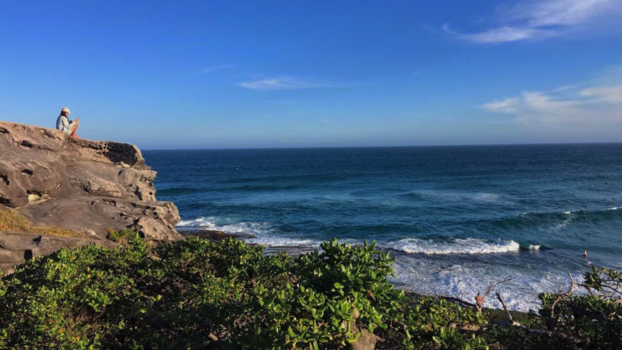 Sydney - Schrijvend meisje op rots