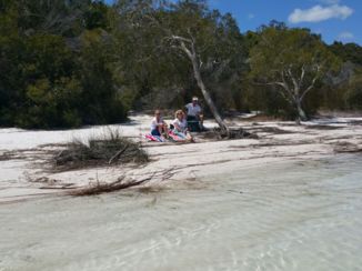 K'Gari (voorheen Fraser Island) - Meertje met hagel wit zand