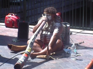 Australie - aboriginal naast Operahouse
