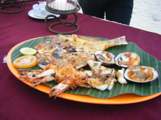 333travel - Heerlijk aan het strand bij lokale bevolking een maaltijd kopen.
